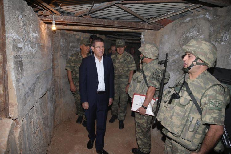 <p>Milli Savunma Bakanı Nurettin Canikli, bin 170 rakımlı Görmeç Üs Bölgesi'nde Mehmetçikle bayram namazını kıldı. Geceyi 23'üncü Tümen Komutanlığında geçiren Canikli, Mehmetçikle bayramlaştı, askeri birliklerde incelemelerde bulundu.</p>
<p> </p>
