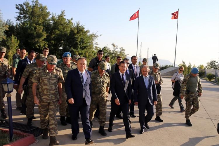 <p>Milli Savunma Bakanı Nurettin Canikli, Şırnak'ta arife günü 23. Jandarma Sınır Tümen Komutanlığını ziyaret etti.</p>
<p> </p>