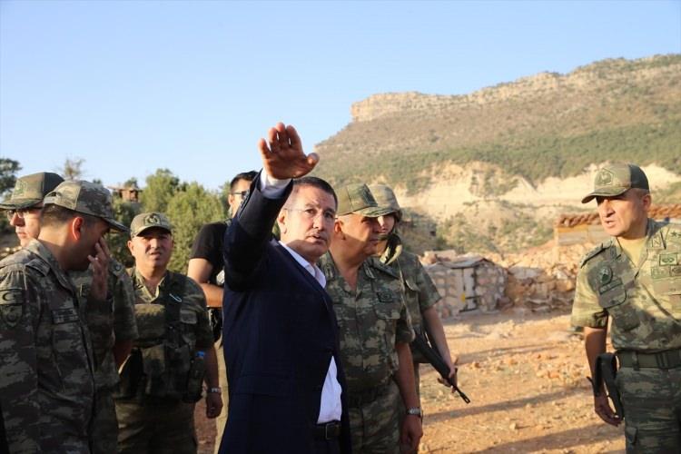 <p>Milli Savunma Bakanı Nurettin Canikli, bin 170 rakımlı Görmeç Üs Bölgesi'nde Mehmetçikle bayram namazını kıldı. Geceyi 23'üncü Tümen Komutanlığında geçiren Canikli, Mehmetçikle bayramlaştı, askeri birliklerde incelemelerde bulundu.</p>