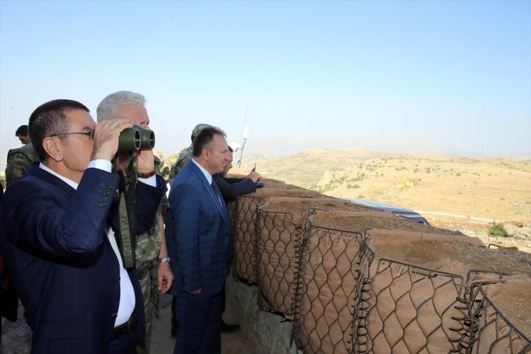 <p>Milli Savunma Bakanı Nurettin Canikli (solda), bin 990 rakımlı Namazdağı Üs Bölgesi'nde incelemelerde bulunarak Fırtına obüsleri ile Yassı Dağ (Ciraf) bölgesine terörle mücadele operasyonları kapsamında yapılan top atışlarını takip etti.</p>