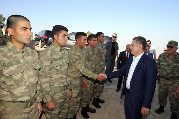 <p>Milli Savunma Bakanı Nurettin Canikli, bin 990 rakımlı Namazdağı Üs Bölgesi'nde incelemelerde bulunarak burada görevli Mehmetçik'le bayramlaştı.</p>