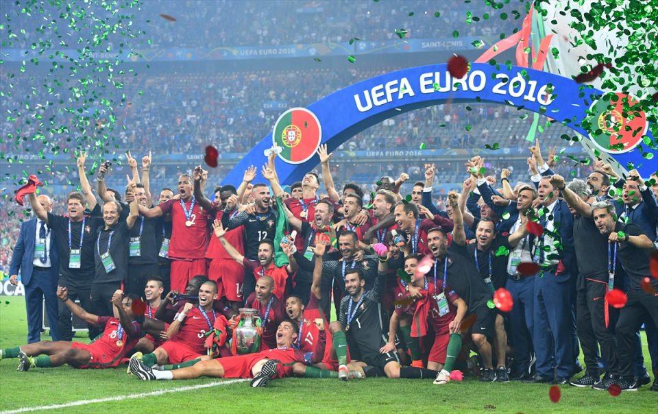 <p>2016 Avrupa Futbol Şampiyonası'nın (EURO 2016) finalinde, normal süresi 0-0 sona eren karşılaşmada uzatma dakikalarında bulduğu golle Fransa'yı 1-0 mağlup eden Portekiz, kupayı ilk kez müzesine götürdü.</p>

<p>​</p>
