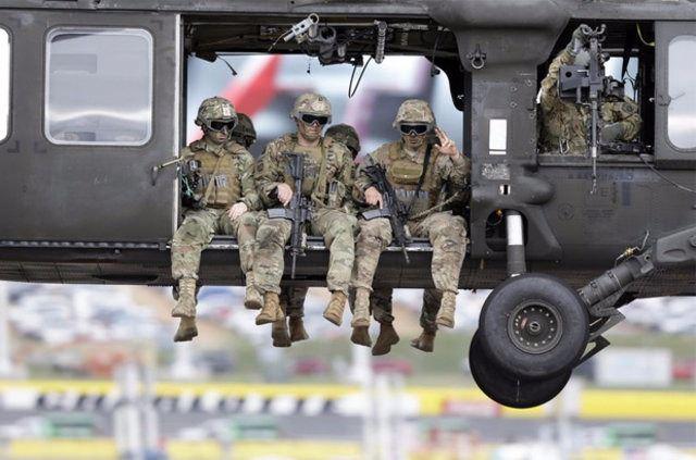 <p>Tek seferde 4000 kişilik özel tim askerini paraşütle düşman bölgesine indirebilen ekip, ABD ordusu envanterinde bulunan 280'den fazla nakliye helikopterine sahip.</p>
<p> </p>