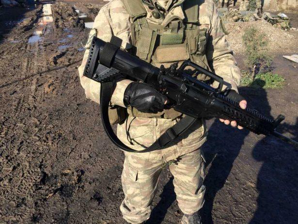 <p>"G3'lerin üretimini de yaptık ama patent onlarda olduğu için tüfekte yapılacak bir değişiklikte onlara söylemek zorundaydık. Şimdi MPT-76 bizim, yani milli üretim, patenti de bizde" diye konuştu.</p>
