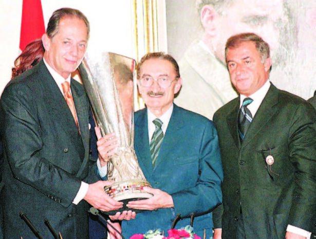 <p>Faruk Süren, Bülent Eecevit, Fatih Terim: 2000</p>