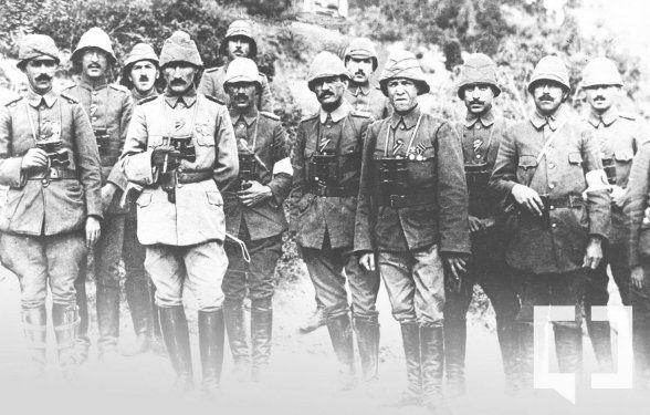 <p>Albay Mustafa Kemal, Çanakkale Savaşları'nda Anafartalar Grubu komutanıyken karargah personeli ile.</p>
