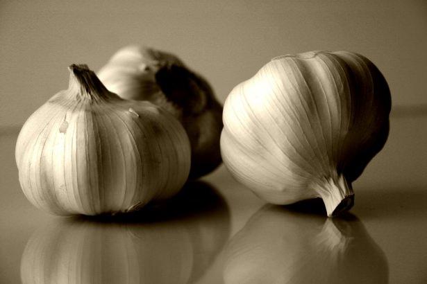 <p><strong>Doğal bir yapıştırıcı olarak kullanabilirsiniz: </strong>Sarımsak doğradıktan sonra parmaklarınızın yapış yapış olduğunu farketmişsinizdir. Cam üzerindeki saç teli kalınlığındaki çatlakları sarımsak kullanarak kapatabilirsiniz. Biraz sarımsak ezin ve çatlak bölgenin üzerine sarımsağın suyunu sürün, fazlalığını temizleyin.</p>
