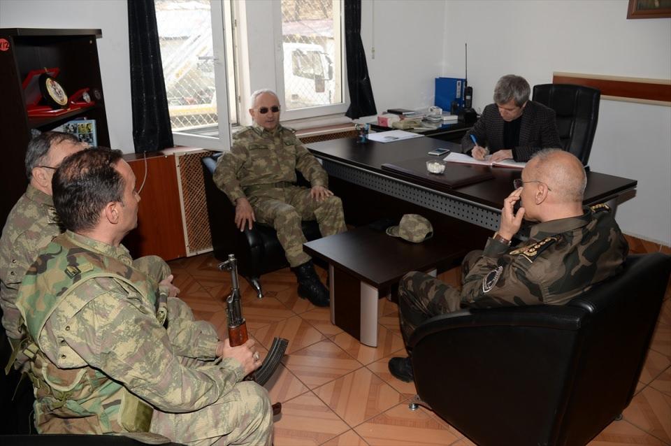 <p>Halkımız dolayısıyla terör örgütünün niyetini, hedefini ve alet oluşunu gördü. Halkımız devletimizin yanında ve safında yer aldı. Halkımızdan aldığımız destekle teknolojik cihazlar ve insansız hava araçları da kullanılarak, hiç bulunamaz denilecek yerlerdeki terörist sığınakları bulundu. Sığınaklar, içindekilerle imha edildi."</p>
