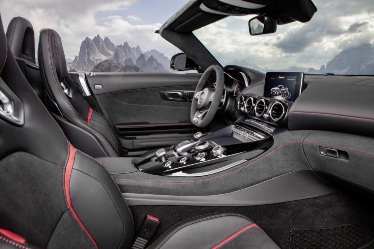 <p>Öte yandan her iki modelde de 4.0 litrelik V8 motor görev yapıyor. Farkları ise ağırlıkları. GT C, AMG GT'ye göre 65 kilo daha hafif.</p>
<p>Ancak şunu belirtelim, bu iki model de 'Hulk'un gölgesinde kalacak gibi... Hulk nedir diye sorarsanız, ona birazdan geleceğiz...</p>