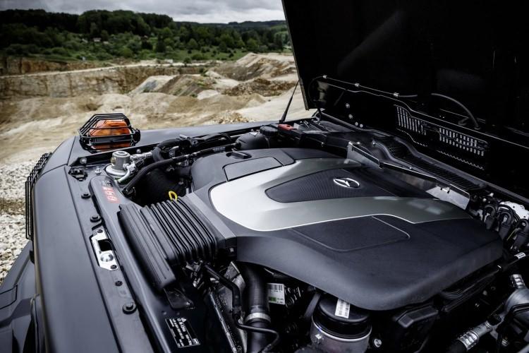 <p>Kendine ait bir kitle oluşturma başarısını yakalayan Mercedes Benz G350d, haliyle bizim de radarımıza girdi. <br />
<br />
Öte yandan resimde gördüğünüz bu motor, 3.0 litrelik V6 dizel bir motor. Ürettiği maksimum 242 beygirlik gücü ise 7G Tronic-Plus şanzımanıyla tekerleklere aktarıyor.</p>