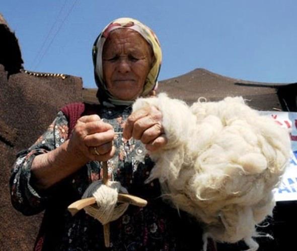 <p>Alt tabakanın rağbet ettiği bu meslek Hz. Peygamber’in (SAV) kadınlar için uğraşı olarak tavsiye ettiği mesleklerdendir.</p>
