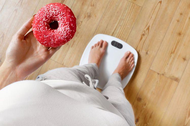 <p>Fazla kilolar, başta iskelet sistemi olmak üzere bütün vücudu olumsuz etkiliyor. Yüksek kalorili besinler vücutta insülin direncini artırırken, hormon dengesini de olumsuz etkiliyor.</p>
