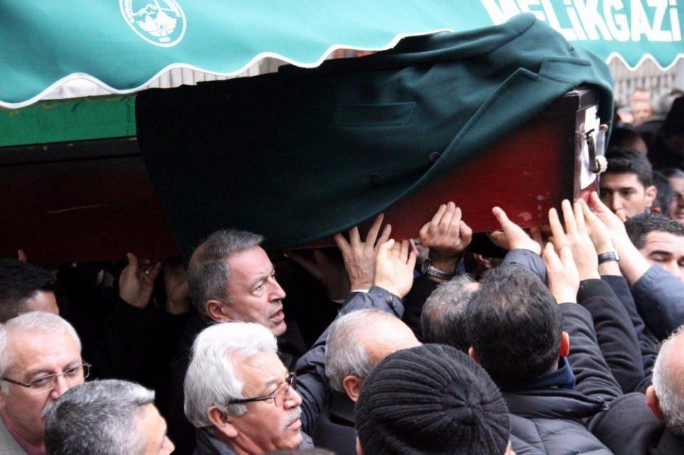 <p><strong>AKAR TABUTU TAŞIDI</strong></p>
<p>Cenaze namazına Genelkurmay Başkanı Orgeneral Hulusi Akar, Kayseri Valisi Süleyman Kamçı, Garnizon Komutanı Tuğgeneral Ercan Teke, Büyükşehir Belediye Başkanı Mustafa Çelik, ilçe kaymakamları ve belediye başkanları, Maraşlıoğlu’nun yakınları ile vatandaşlar katıldı. Namaz öncesinde dayısının tabutu başında taziyeleri kabul eden Orgeneral Akar, namazdan sonra da tabuta omuz vererek, cenaze aracına kadar taşıdı.</p>