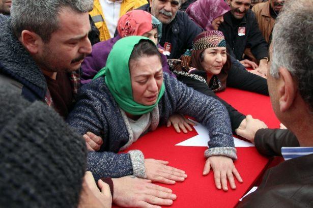 <p>Şırnak’ın Cizre ilçesinde PKK’lı teröristlerin saldırısı sonucu ağır yaralanan ve tedavi için kaldırıldığı Gülhane Askeri Tıp Akademisi’nde şehit düşen Özel Harekat Polisi Kemal Yılmaz’ın cenazesi dün akşam saatlerinde askeri uçakla memleketi Konya’ya getirilerek Beyhekim Devlet Hastanesi’ne götürüldü.</p>

<p> </p>
