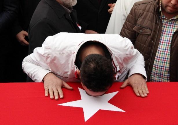 <p>Burada şehit Kemal Yılmaz için dua edilirken şehidin ailesi ve akrabaları tabuta sarılarak gözyaşı döktü.</p>
