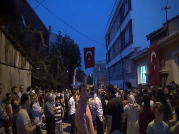 <p>Şehit olan 16 askerden biri olan 25 yaşındaki Astsubay Çavuş Mustafa Özdemir'in Eskişehir'deki baba evi yasa boğuldu.</p>

<p> </p>
