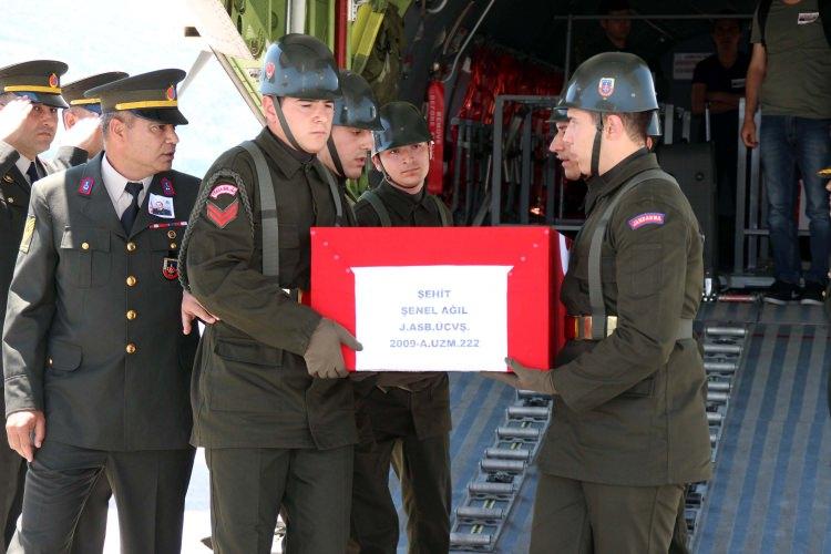 <p>Şırnak’ta düzenlenen törenin ardından Jandarma Astsubay Üstçavuş Şenel Ağıl’ın cenazesi askeri uçak ile Tokat Havalimanı'na getirildi.</p>

<p> </p>

