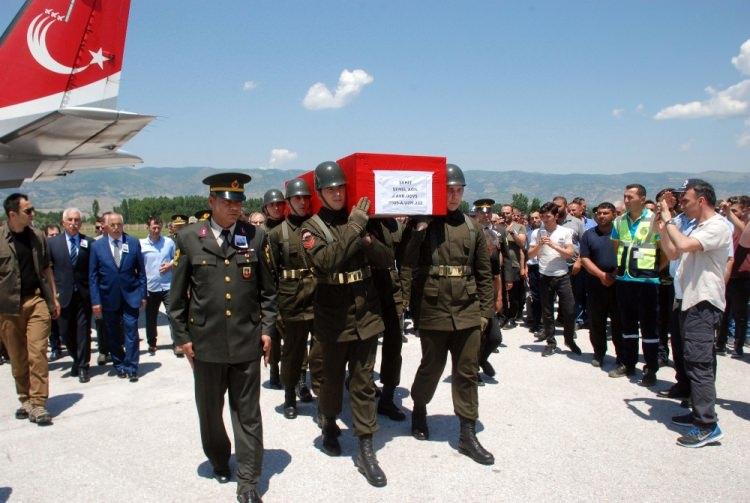 <p>Şehidin Türk bayrağına sarılı cenazesi silah arkadaşları tarafından askeri uçaktan alınarak, Turhal Belediyesi'ne ait cenaze aracına taşındı.</p>