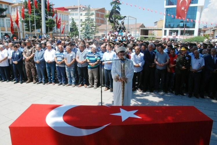 <p>Bu sırada baba Mustafa Ağlı, ''Vatan bölünmez. Bayrak inmez. Kahrolsun PKK'' şeklinde sözler sarf etti.</p>
