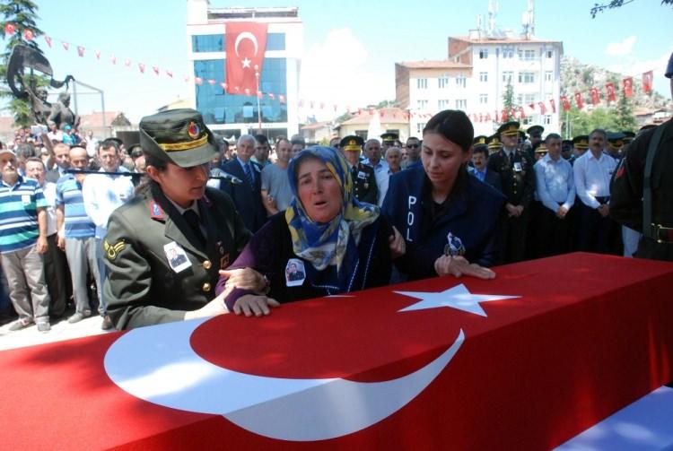 <p><strong>'SENİ ALSINLAR, BENİ KOYSUNLAR'</strong></p>

<p>Şehidin cenazesi Turhal ilçe merkezindeki Fatih Mahallesi, Torunoğlu Sokak'ta bulunan baba ocağına getirildi.</p>
