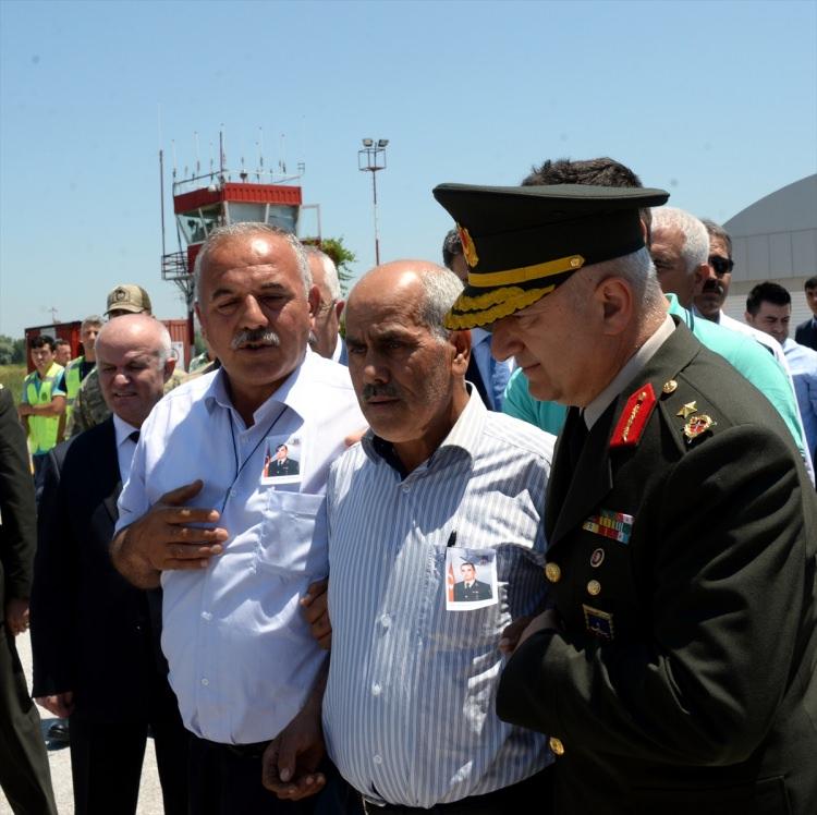 <p>Burada şehit Astsubay Üstçavuş Şenel Ağıl için helallık alınırken, anne ve babası Sevim-Mustafa Ağıl tabutuna dokunarak gözyaşı döktü.</p>