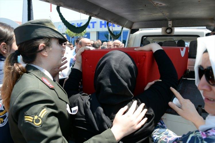 <p>Evlerinin bodrum katına alınan şehit Astsubay Üstçavuş Şenel Ağıl’ın cenazesi, tabutu açılarak ailesine gösterildi.</p>