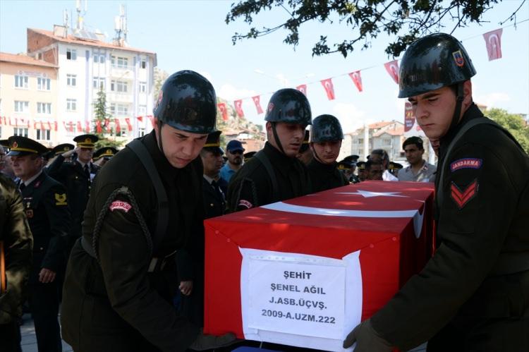 <p>Şehit Ağıl’ın kız kardeşi Şengül Enli bu sırada, ''Buralarda yatamaz, benim ciğerim yanıyor'' diyerek ağladı.</p>
<p> </p>