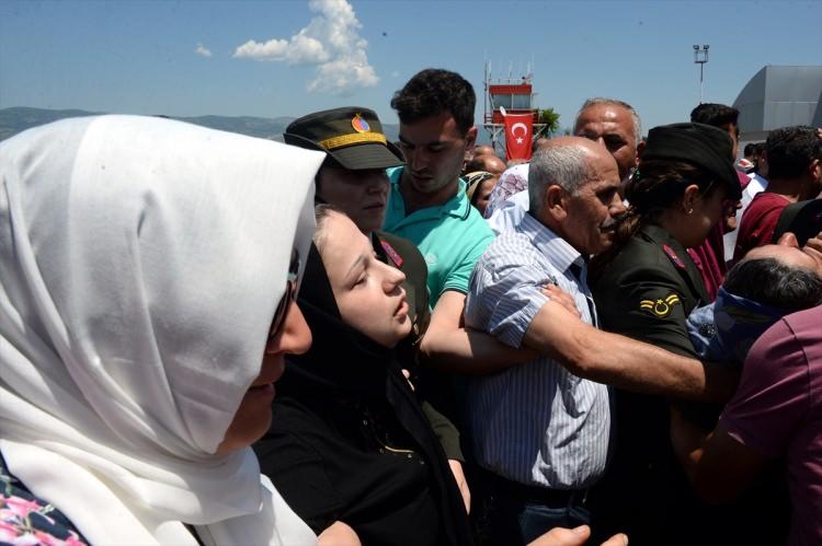 <p>Cenaze daha sonra törenin yapılacağı Turhal Belediyesi önündeki alana getirildi. Silah arkadaşları tarafından taşınan şehidin cenazesi tören alanına konuldu.</p>
