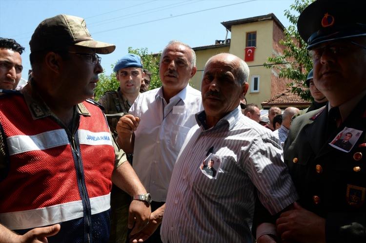 <p>Burada şehidin annesi Sevim Ağıl oturduğu bölümden kalkarak oğlunun tabutuna yöneldi. ''Aslan yavrum, seni alsınlar da beni koysunlar'' diyerek oğlunun tabutunu okşadı.</p>