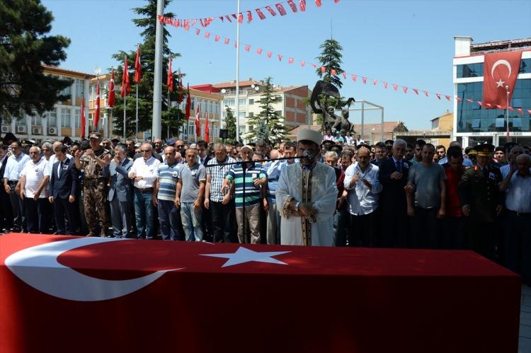 <p>Turhal İlçe Müftüsü Mehmet Akpınar tarafından kılınan cenaze namazı sonrası şehidin cenazesi Turhal Belediyesine ait cenaze aracına taşındı.</p>
