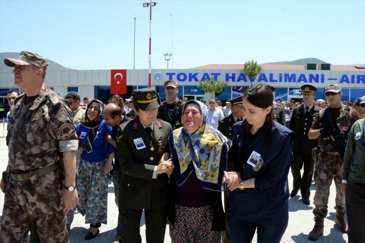 <p>Bu sırada toplanan kalabalık, 'Şehitler ölmez vatan bölünmez' diye slogan attı. Cenaze Kaleardı Mezarlığında toprağa verildi.</p>