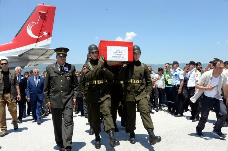 <p>Şehidin çocukları 8 yaşındaki Berkan Ege ile 5 yaşındaki Berke Toprak ise cenaze törenine getirilmedi.</p>
