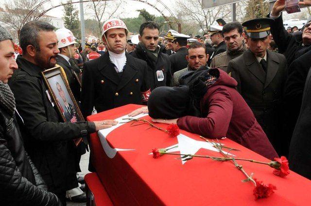 <p>Burada helallik alınmasının ardından Astsubay Kaşıkçı'nın cenazesi Şehitler Camisi'ne getirildi.</p>