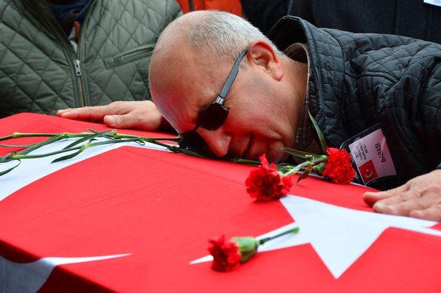<p>Buradaki cenaze törenine, Gıda, Tarım ve Hayvancılık Bakanı Faruk Çelik, Bakan Yardımcısı Mehmet Daniş, AK Parti Grup Başkanvekili Bülent Turan, AK Parti Çanakkale Milletvekili Ayhan Gider, Çanakkale Valisi Orhan Tavlı, Gelibolu 2. Kolordu Komutanı Tümgeneral İzzet Çetingöz, İl Jandarma Komutanı Albay Necmi İnce, Emniyet Müdürü Celal Sel ile Kaşıkçı ailesinin yakınları ve çok sayıda vatandaş katıldı.</p>