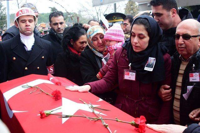 <p>Çanakkale Müftü Vekili İbrahim Sezgin tarafından kıldırılan namazın ardından şehidin cenazesi tören mangasının omuzlarında top arabasına kadar taşındı.</p>