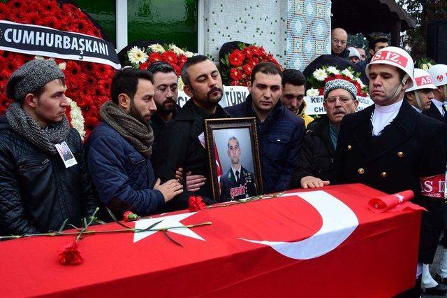 <p>Kaşıkçı'nın cenazesi, Hastanebayırı Şehitliği'ne toprağa verildi.</p>