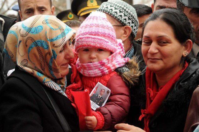 <p> Şehit babası Ramazan Kaşıkcı'nın 'Bugün gurur günümüz, bugün onur günümüz' sözleri törene katılan herkesi duygulandırdı.</p>
