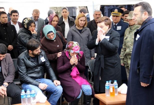 <p>Diyarbakır’ın Sur ilçesinde şehit düşen Teğmen Abdüsselam Özatak ve Astsubay Kıdemli Çavuş Ünal Bıçakçı için düzenlenen cenaze töreninde şehit ablasının feryadı yürekleri dağladı. </p>