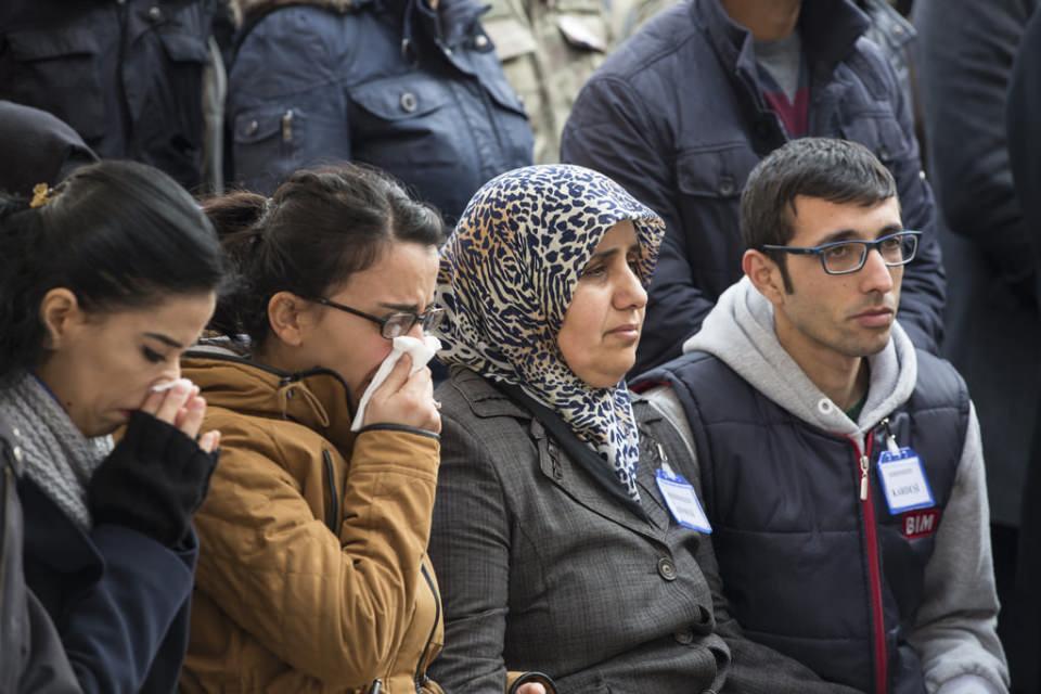 <p>Diyarbakır Emniyet Müdürlüğü bahçesinde düzenlenen törende, Ağçelik'in Türk bayrağına sarılı tabutu meslektaşlarının omuzlarında katafalka taşındı. Şehidin öz geçmişi okundu ve dua edildi.</p>