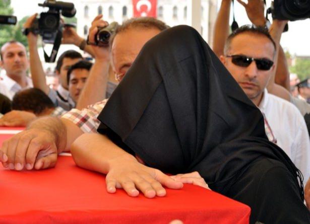 <p>Öğle namazının kılındığı sırada, meydanı dolduran bir grup sloganlar atarak, terör örgütünü protesto etti. Meydana gelen şehidin babası Metin ile annesi Nazlı Kara ile nişanlısı Zehra Tavus, tabuta sarılarak uzun süre gözyaşı döktü. </p>