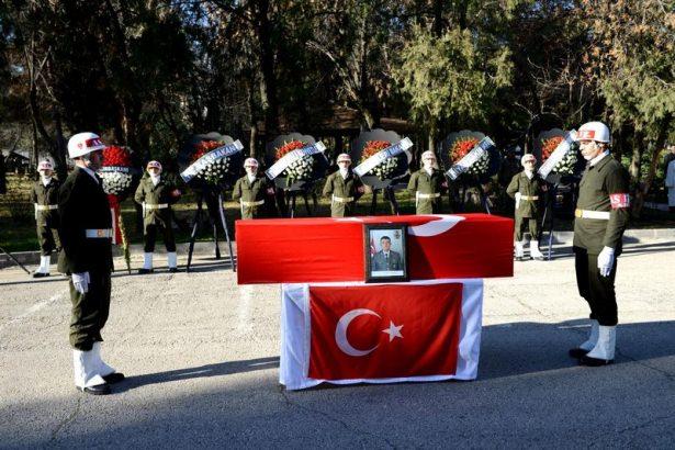 <p>Diyarbakır'ın Sur ilçesinde PKK'lı teröristlere yönelik operasyonda şehit olan Jandarma Uzman Çavuş Serdar Denizer'in cenazesi, düzenlenen törenin ardından memleketine uğurlandı. </p>