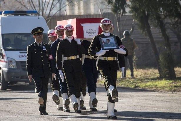 <p>Diyarbakır'ın Sur ilçesindeki terör saldırısında şehit olan Jandarma Uzman Çavuş Serdar Denizer için Diyarbakır'da tören düzenlendi.</p>