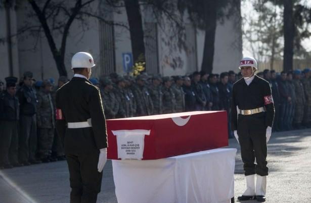 <p>Diyarbakır Asker Hastanesi bahçesindeki törende hastane morgundan alınan şehidin Türk bayrağına sarılı naaşı, katafalka konuldu, öz geçmişi okundu ve dua edildi.</p>
