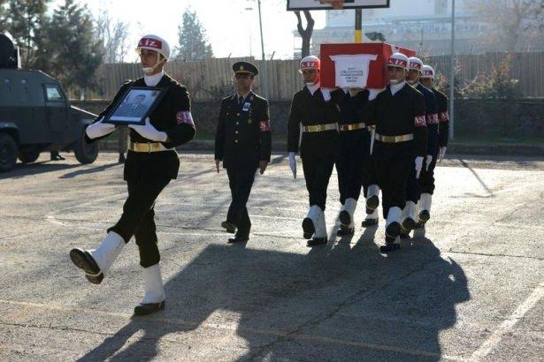 <p>Denizer'in şehit olduğu saldırıda yaralanan 4 askerde cenaze törenine katıldı. Askerlerden biri tekerlekli sandalye ile alana getirildi.</p>