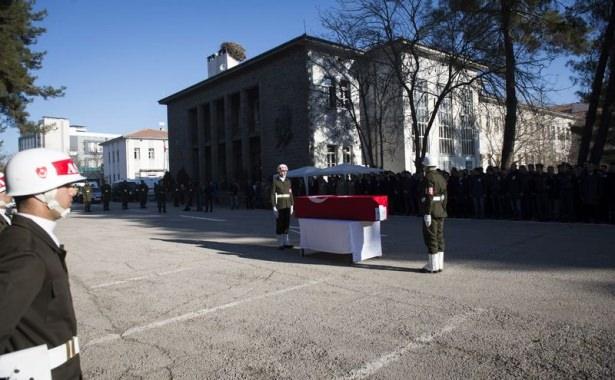 <p>Sur ilçesindeki operasyonlarda dün teröristlerce yerleştirilen el yapımı patlayıcının infilak etmesi sonucu 6 asker yaralanmış, hastanede tedavi altına alınan yaralılardan Jandarma Uzman Çavuş Serdar Denizer müdahaleye rağmen şehit düşmüştü.</p>