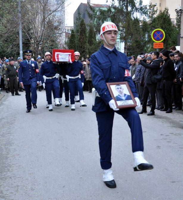 <p>İzmir'de nöbet değişimi sırasındaki kazada şehit olan Deniz Piyade Er Emre Günalay'ın cenazesi, memleketi Eskişehir'de toprağa verildi.</p>
