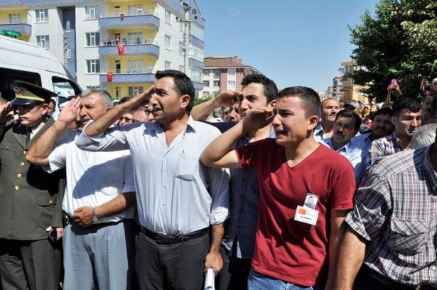 <p>Şehit edilen Jandarma Uzman Onbaşı Mustafa Kemal Özata, getirildiği baba ocağında erkek kardeşleri tarafından asker selamıyla karşılandı.</p>
