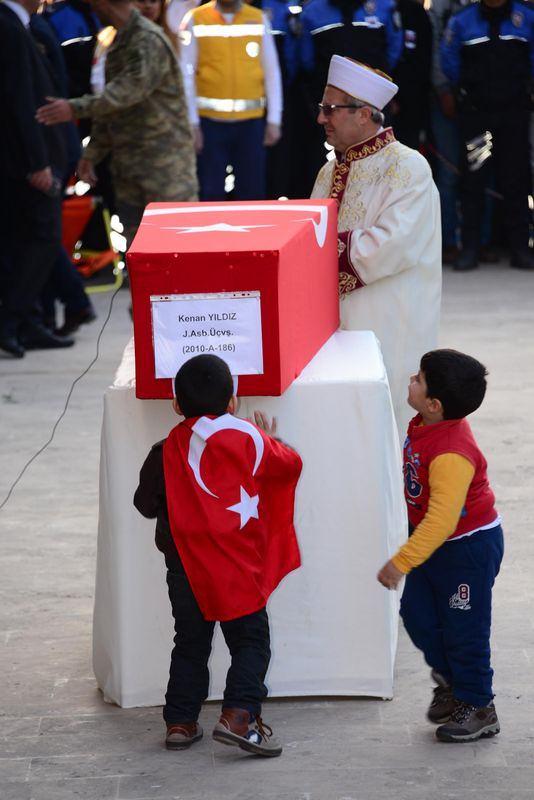 <p>Genelkurmay Başkanı Orgeneral Hulusi Akar’ın da katıldığı cenaze töreninde sırtına Türk Bayrağı bağlanan şehidin 3 yaşındaki oğlu Melih’in, babasının tabutunun yanında oyun oynaması, sık sık tabutu ve fotoğrafını öpmesi yürekleri dağladı.</p>
<p> </p>