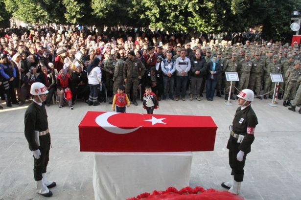 <p>Şırnak’ın Silopi İlçesi’nde şehit düşen Jandarma Astsubay Üstçavuş Kenan Yıldız memleketi Adana’da son yolculuğuna uğurlandı.</p>
<p> </p>