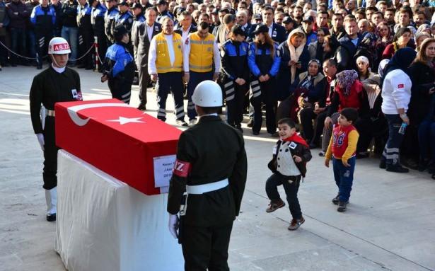 <p>Şanlıurfa İl Jandarma Komutanlığı Jandarma Komando Özel Harekat Tabur Komutanlığı’nda görevliyken geçici görevle Silopi’ye giden Kenan Yıldız’ın cenazesi uçakla Adana’ya, oradan da konvoy eşliğinde Sabancı Merkez Camii’ne götürüldü.</p>
<p> </p>